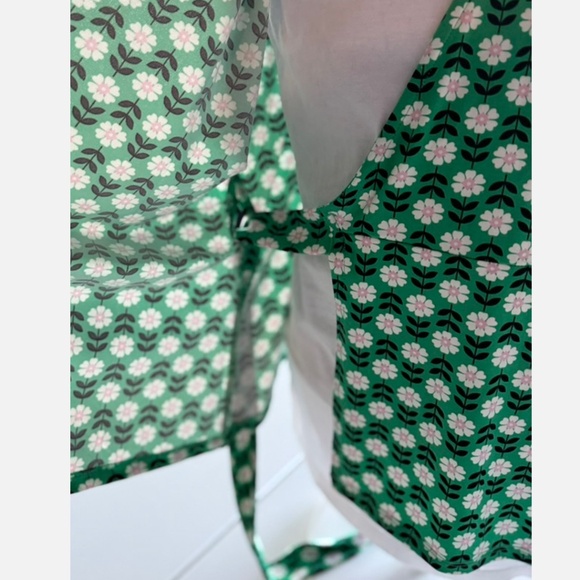 Ricki's retro floral wrap top XL, green + pink daisy print, true wrap adjustable - Picture 3 of 6